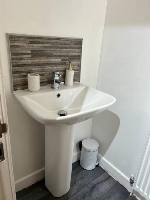 Spacious Homely 3 Bed Property Newcastle-under-Lyme Kültér fotó