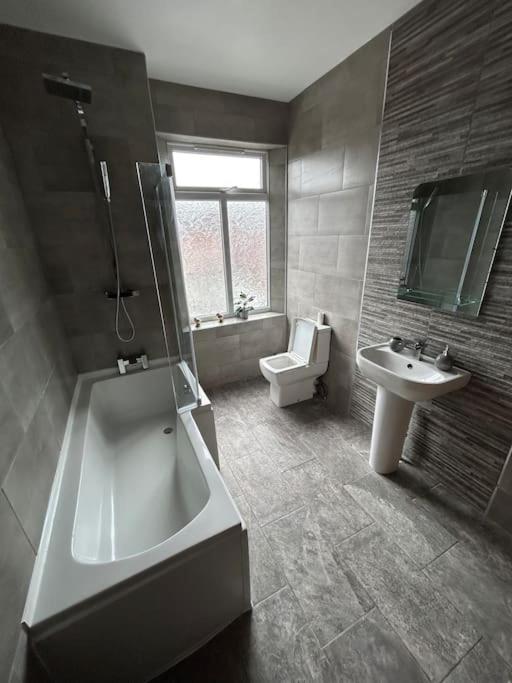 Spacious Homely 3 Bed Property Newcastle-under-Lyme Kültér fotó