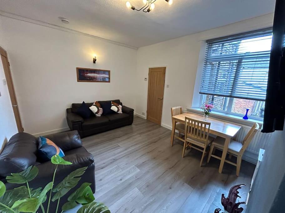 Spacious Homely 3 Bed Property Newcastle-under-Lyme Kültér fotó